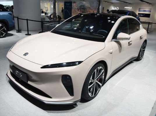izquierda del NIO ET5 de los coches eléctricos del alto rendimiento 200km/h que dirige los sedánes eléctricos de lujo