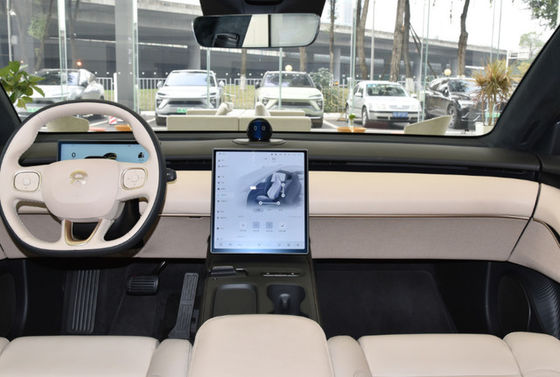 izquierda del NIO ET5 de los coches eléctricos del alto rendimiento 200km/h que dirige los sedánes eléctricos de lujo