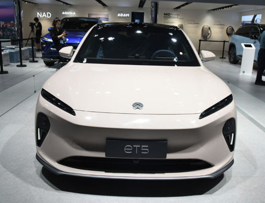 izquierda del NIO ET5 de los coches eléctricos del alto rendimiento 200km/h que dirige los sedánes eléctricos de lujo