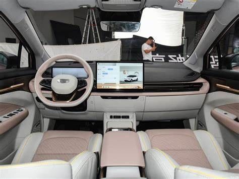 Geometría amistosa de lujo M6 los 450km CLTC de SUV Geely de la impulsión de la rueda de los coches eléctricos 4 de ECO