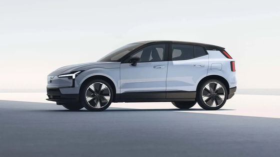 Pequeño SUV eléctrico Volvo de gama alta y vehículo eléctrico de largo alcance en marcha