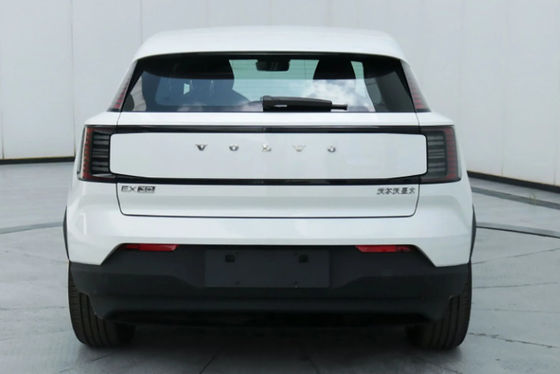 Pequeño SUV eléctrico Volvo de gama alta y vehículo eléctrico de largo alcance en marcha