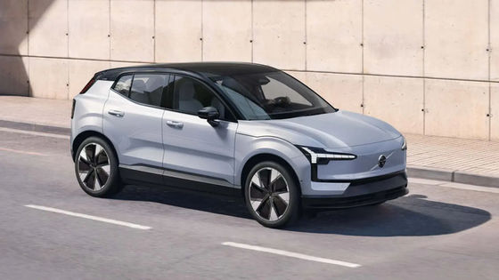 Pequeño SUV eléctrico Volvo de gama alta y vehículo eléctrico de largo alcance en marcha