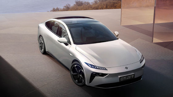 Dongfeng Eπ 007 con alcance de 1200 km y puerta de tijeras velocidad máxima 165 km / h 5 puertas