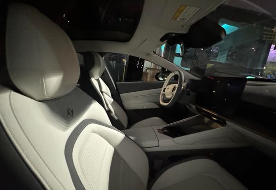 Dongfeng Eπ 007 con alcance de 1200 km y puerta de tijeras velocidad máxima 165 km / h 5 puertas