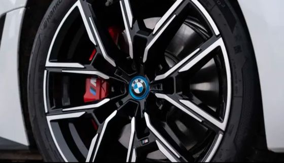 Lo más reciente y con tracción total en BMW i4 con motor eléctrico y maletero disponible