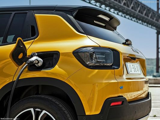 Pequeña familia compacta enfocada en todo el crossover SUV eléctrico Jeep Avenger con WLTP400km