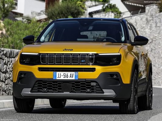 Pequeña familia compacta enfocada en todo el crossover SUV eléctrico Jeep Avenger con WLTP400km