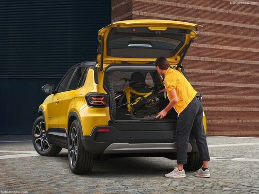 Pequeña familia compacta enfocada en todo el crossover SUV eléctrico Jeep Avenger con WLTP400km