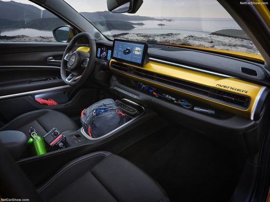 Pequeña familia compacta enfocada en todo el crossover SUV eléctrico Jeep Avenger con WLTP400km