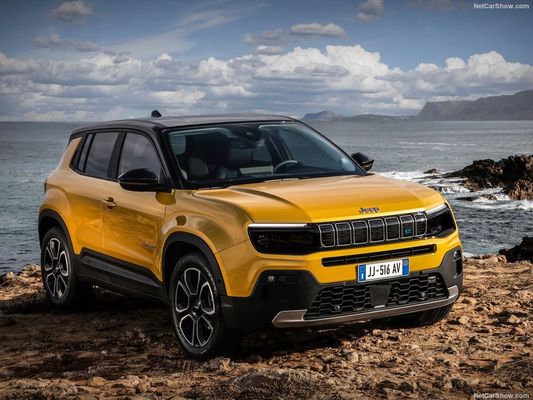 Pequeña familia compacta enfocada en todo el crossover SUV eléctrico Jeep Avenger con WLTP400km