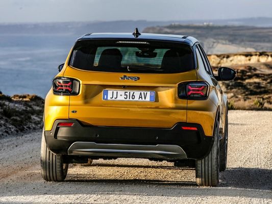 Pequeña familia compacta enfocada en todo el crossover SUV eléctrico Jeep Avenger con WLTP400km