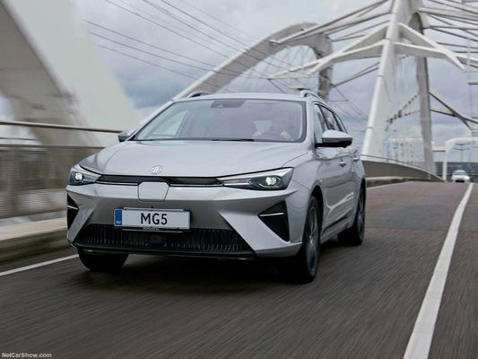 Amplio y cómodo todo el coche eléctrico en MG 5 EV con un rango decente de 344 km y capacidad de súper carga
