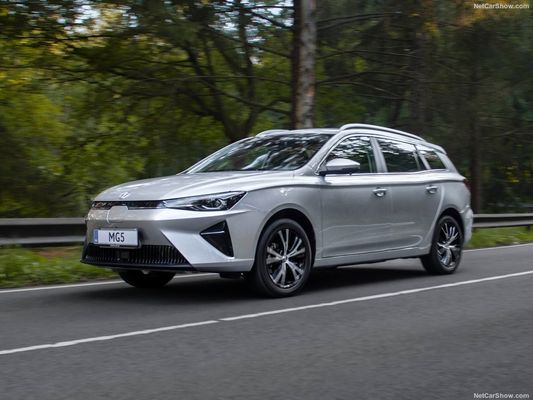 Amplio y cómodo todo el coche eléctrico en MG 5 EV con un rango decente de 344 km y capacidad de súper carga