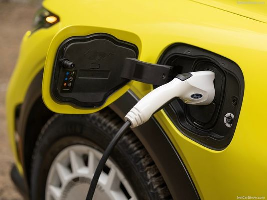 Suspensión de rally única, coche familiar fuera de la sensación de carreras en el Ford Mustang Mach-E Rally (2024) 480 caballos de fuerza