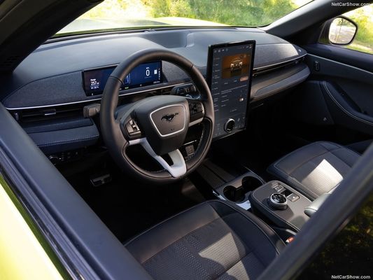 Suspensión de rally única, coche familiar fuera de la sensación de carreras en el Ford Mustang Mach-E Rally (2024) 480 caballos de fuerza