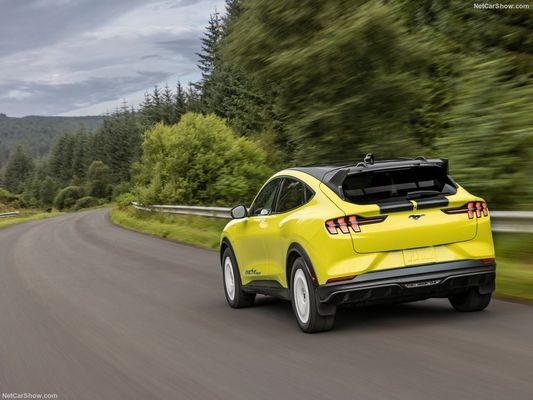 Suspensión de rally única, coche familiar fuera de la sensación de carreras en el Ford Mustang Mach-E Rally (2024) 480 caballos de fuerza