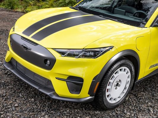 Suspensión de rally única, coche familiar fuera de la sensación de carreras en el Ford Mustang Mach-E Rally (2024) 480 caballos de fuerza