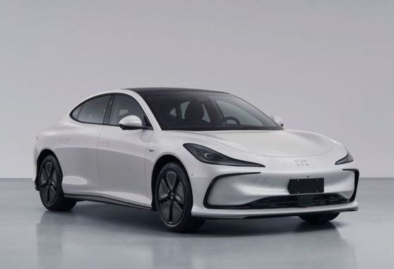 Presale Zhiji L6 eléctrico puro sedán de 4 puertas motor de 216kw con una rueda de acero de media espiga nuevo coche de energía