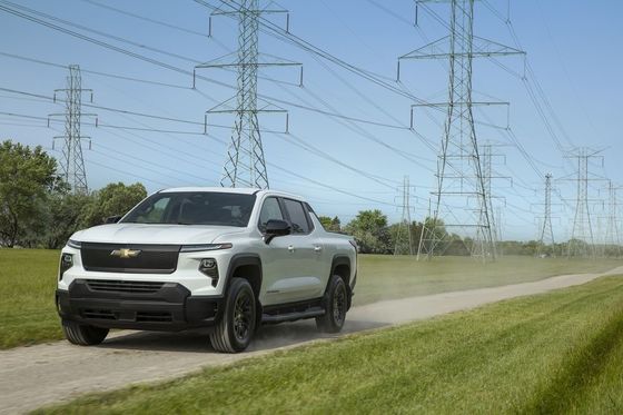 nueva camioneta de energía 2024 Chevrolet Silverado EV con impresionantes 450 millas EPA alcance trabajando en 10000 libras capacidad de remolque