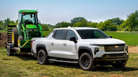 nueva camioneta de energía 2024 Chevrolet Silverado EV con impresionantes 450 millas EPA alcance trabajando en 10000 libras capacidad de remolque