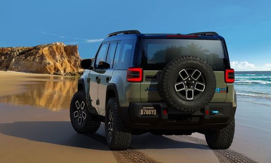 El próximo SUV totalmente eléctrico 2024 Jeep Recon EV con techo plegable, puertas removibles y rocas.