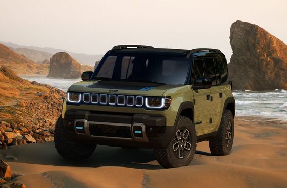 El próximo SUV totalmente eléctrico 2024 Jeep Recon EV con techo plegable, puertas removibles y rocas.