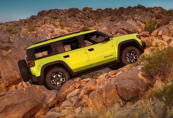 El próximo SUV totalmente eléctrico 2024 Jeep Recon EV con techo plegable, puertas removibles y rocas.