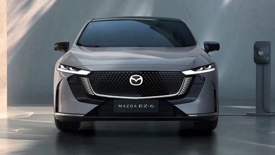 El primer vehículo eléctrico puro Mazda EZ-6 es un limpio sedán con tracción trasera