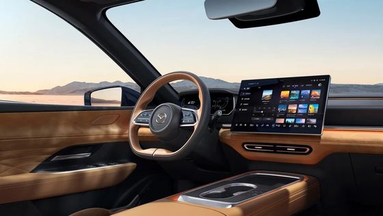 El primer vehículo eléctrico puro Mazda EZ-6 es un limpio sedán con tracción trasera