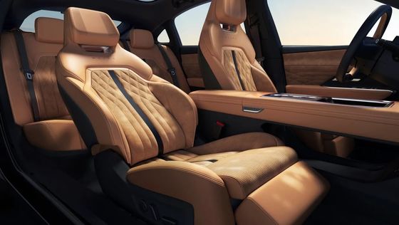 El primer vehículo eléctrico puro Mazda EZ-6 es un limpio sedán con tracción trasera