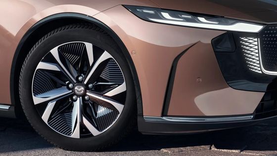 El primer vehículo eléctrico puro Mazda EZ-6 es un limpio sedán con tracción trasera