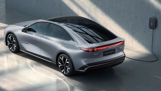 El primer vehículo eléctrico puro Mazda EZ-6 es un limpio sedán con tracción trasera