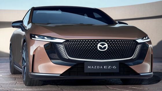 El primer vehículo eléctrico puro Mazda EZ-6 es un limpio sedán con tracción trasera