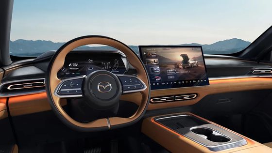 El primer vehículo eléctrico puro Mazda EZ-6 es un limpio sedán con tracción trasera