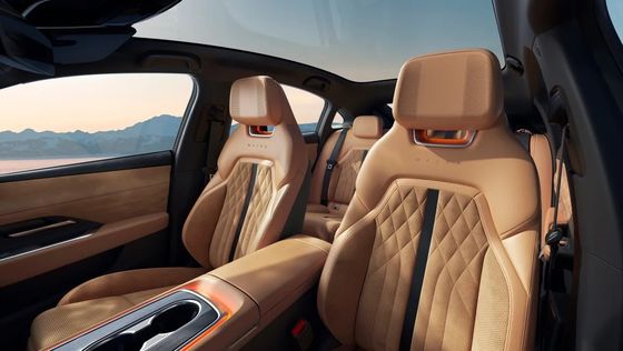 El primer vehículo eléctrico puro Mazda EZ-6 es un limpio sedán con tracción trasera