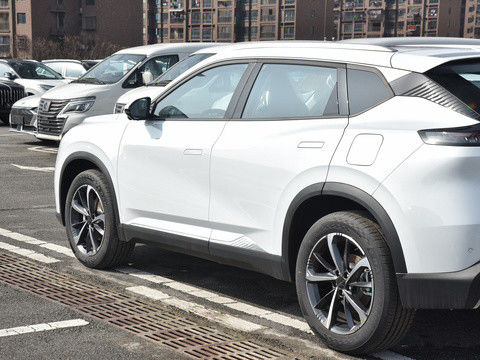 2024 Nuevo híbrido Dongfeng Forthing Haohan PHEV 1.5t Fwd Vehículo SUV compacto de 5 asientos Vehículo eléctrico híbrido de gasolina
