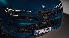 El primer coche eléctrico compacto Alfa Romeo Junior Electric con 54,8kwh de batería y una potencia máxima de 158kW, hasta 345 millas de alcance