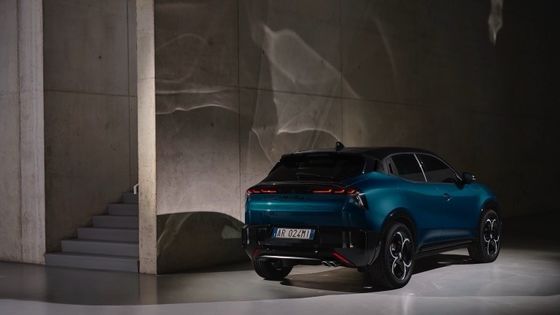 El primer coche eléctrico compacto Alfa Romeo Junior Electric con 54,8kwh de batería y una potencia máxima de 158kW, hasta 345 millas de alcance