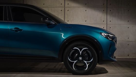El primer coche eléctrico compacto Alfa Romeo Junior Electric con 54,8kwh de batería y una potencia máxima de 158kW, hasta 345 millas de alcance