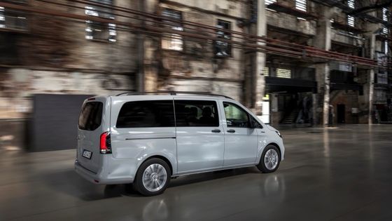 9 asientos EV Mercedes-Benz EVito Tourer Largo con un motor eléctrico de 201 CV y una batería utilizable de 90 kWh