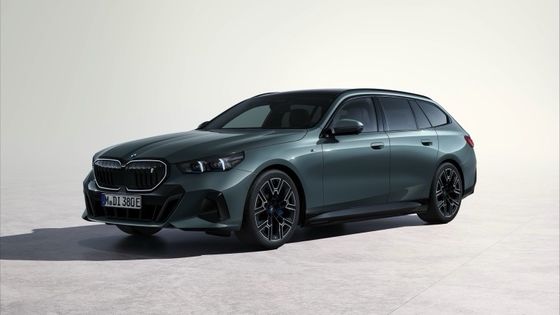 El coche eléctrico más nuevo con batería de 84.4kWh 329 millas de alcance con 335bhp/430Nm en BMW i5 Touring eDrive40 de una sola velocidad RWD