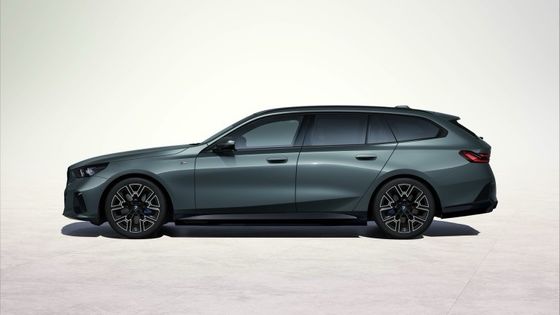 El coche eléctrico más nuevo con batería de 84.4kWh 329 millas de alcance con 335bhp/430Nm en BMW i5 Touring eDrive40 de una sola velocidad RWD