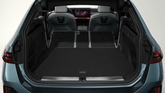 El coche eléctrico más nuevo con batería de 84.4kWh 329 millas de alcance con 335bhp/430Nm en BMW i5 Touring eDrive40 de una sola velocidad RWD