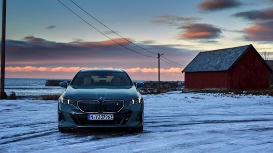 El coche eléctrico más nuevo con batería de 84.4kWh 329 millas de alcance con 335bhp/430Nm en BMW i5 Touring eDrive40 de una sola velocidad RWD