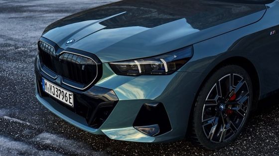 El coche eléctrico más nuevo con batería de 84.4kWh 329 millas de alcance con 335bhp/430Nm en BMW i5 Touring eDrive40 de una sola velocidad RWD