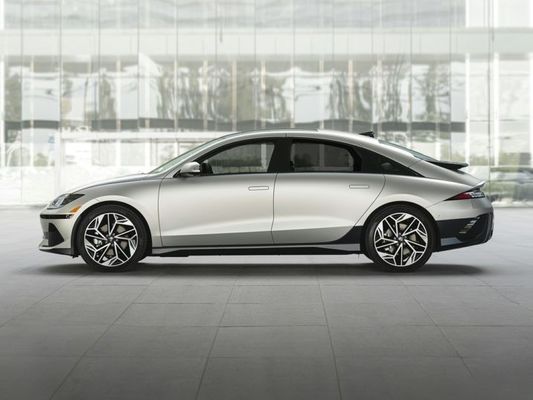 Vehículo eléctrico más eficiente en energía 2 Hyundai Ioniq 6 Vehículo eléctrico puro con alcance máximo de 361 millas Cubre 4,17 mi / kwh Largo alcance