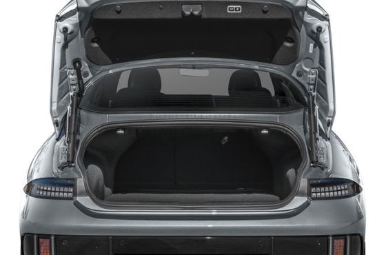 Vehículo eléctrico más eficiente en energía 2 Hyundai Ioniq 6 Vehículo eléctrico puro con alcance máximo de 361 millas Cubre 4,17 mi / kwh Largo alcance