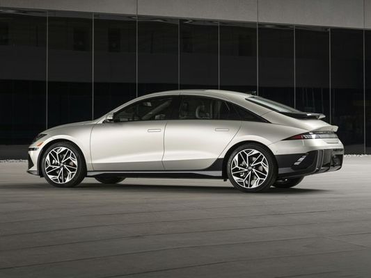 Vehículo eléctrico más eficiente en energía 2 Hyundai Ioniq 6 Vehículo eléctrico puro con alcance máximo de 361 millas Cubre 4,17 mi / kwh Largo alcance