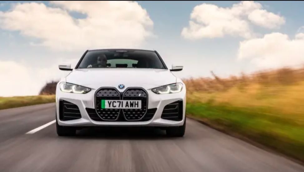 Lo más reciente y con tracción total en BMW i4 con motor eléctrico y maletero disponible